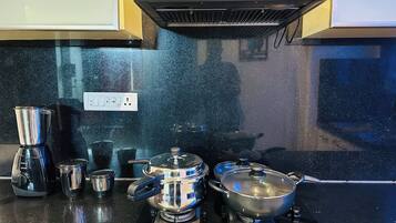 Refrigerador, microondas, parrilla de estufa y cafetera y tetera