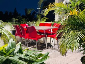Outdoor dining - 2-bedroom apartment in a high end residential location in Bengaluru city Centre. (Bengaluru)