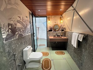 Luxury-Zimmer, Seeblick | Badezimmer | Handtücher, Seife, Shampoo, Toilettenpapier