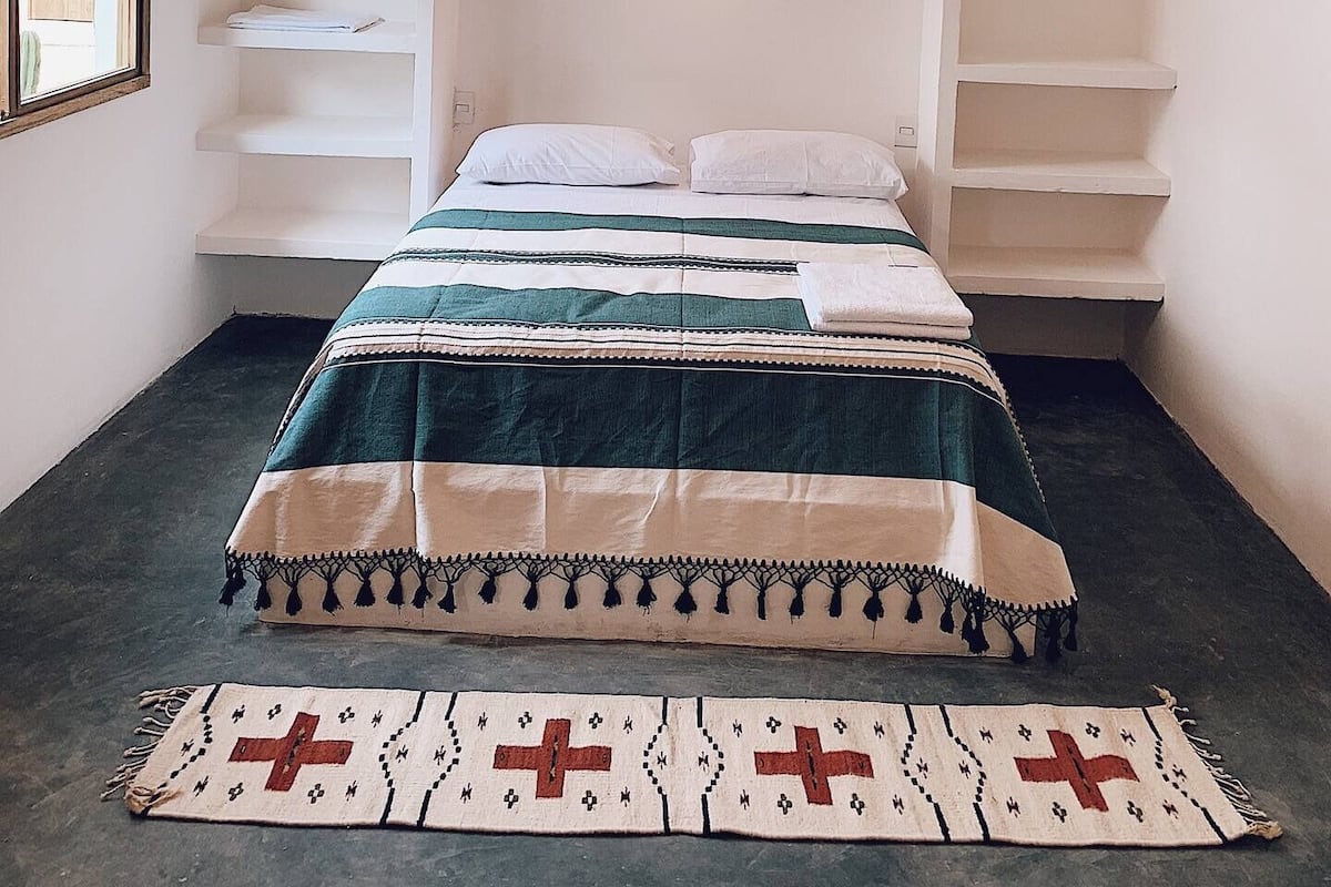 Habitación doble clásica, vista a la alberca | Cortinas blackout, tabla de planchar con plancha y wifi gratis