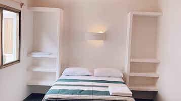 Habitación doble clásica, vista a la alberca | Cortinas blackout, tabla de planchar con plancha y wifi gratis