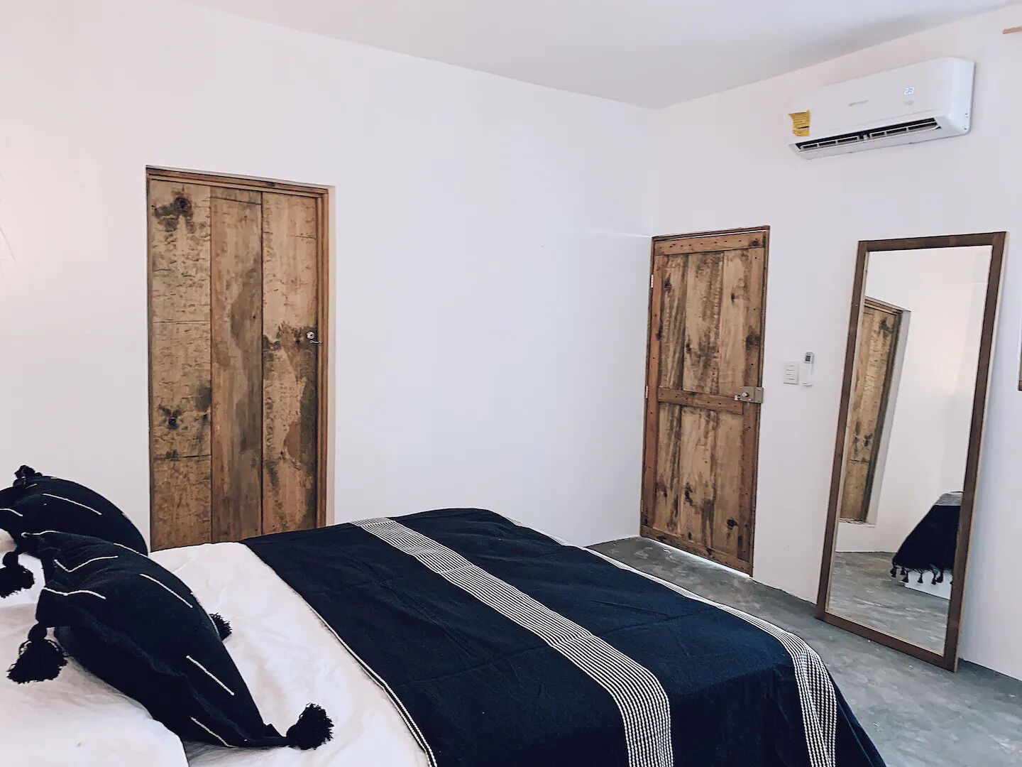 Klassieke tweepersoonskamer, uitzicht op zwembad | Verduisterende gordijnen, een strijkplank/strijkijzer, gratis wifi