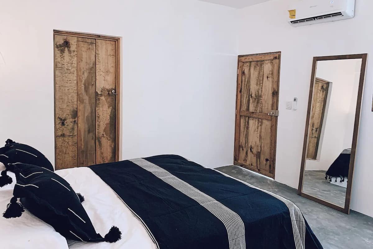 Habitación doble clásica, vista a la alberca | Cortinas blackout, tabla de planchar con plancha y wifi gratis