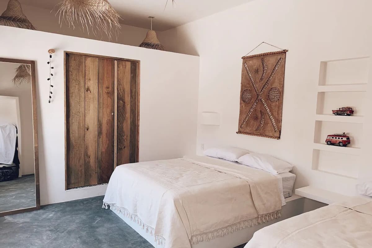 Habitación superior con 1 cama matrimonial o 2 individuales, vista a la alberca | Cortinas blackout, tabla de planchar con plancha y wifi gratis