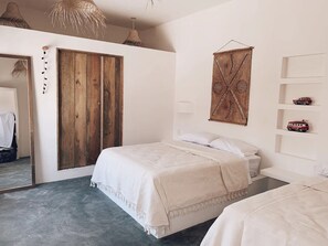 Habitación superior con 1 cama matrimonial o 2 individuales, vista a la alberca | Cortinas blackout, tabla de planchar con plancha y wifi gratis 