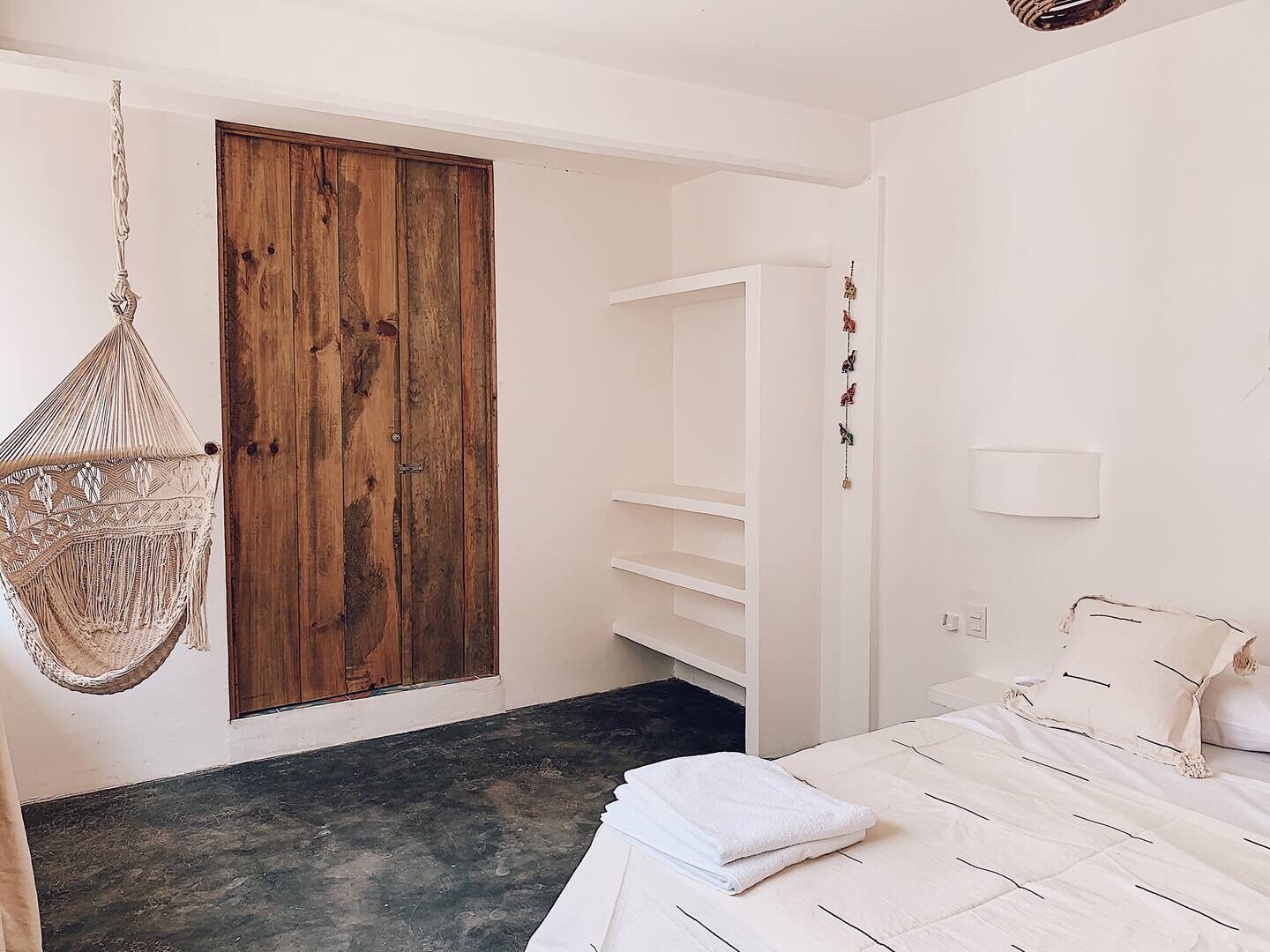 Klassieke tweepersoonskamer, uitzicht op zwembad | Verduisterende gordijnen, een strijkplank/strijkijzer, gratis wifi