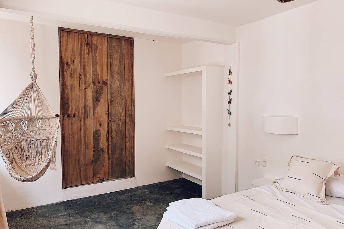 Habitación doble clásica, vista a la alberca | Cortinas blackout, tabla de planchar con plancha y wifi gratis