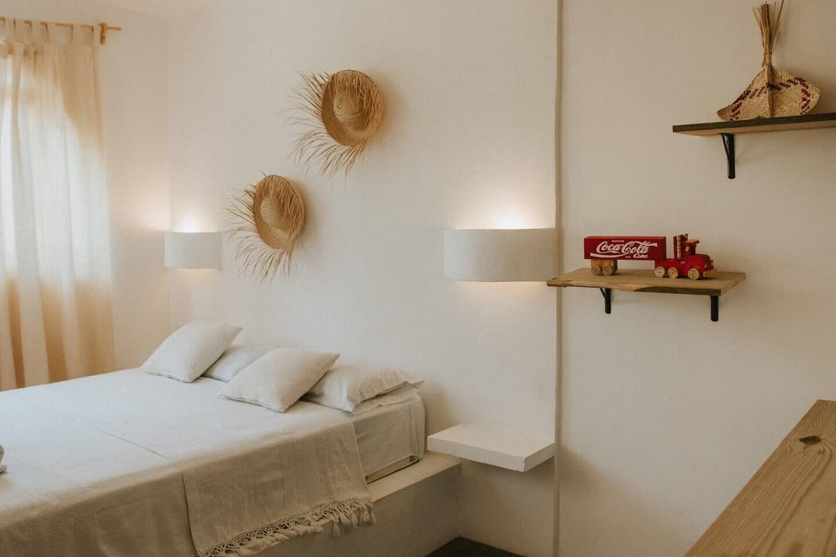 Habitación doble, vista a la alberca | Cortinas blackout, tabla de planchar con plancha y wifi gratis