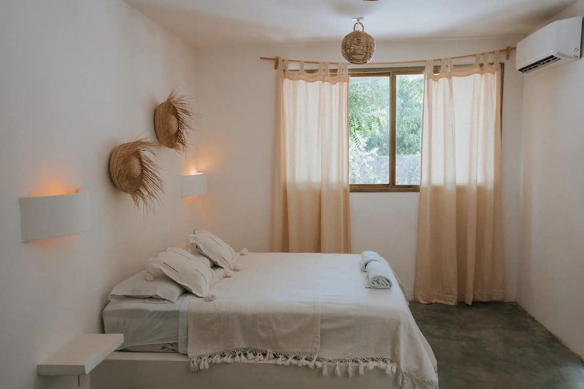 Habitación doble clásica, vista a la alberca | Cortinas blackout, tabla de planchar con plancha y wifi gratis