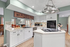 Private kitchen - 3-bedroom lake house in tranquil on Round Lake Sleeps 10 (Manitou Beach-Devils Lake)