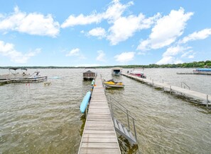 Marina - 3-bedroom lake house in tranquil on Round Lake Sleeps 10 (Manitou Beach-Devils Lake)