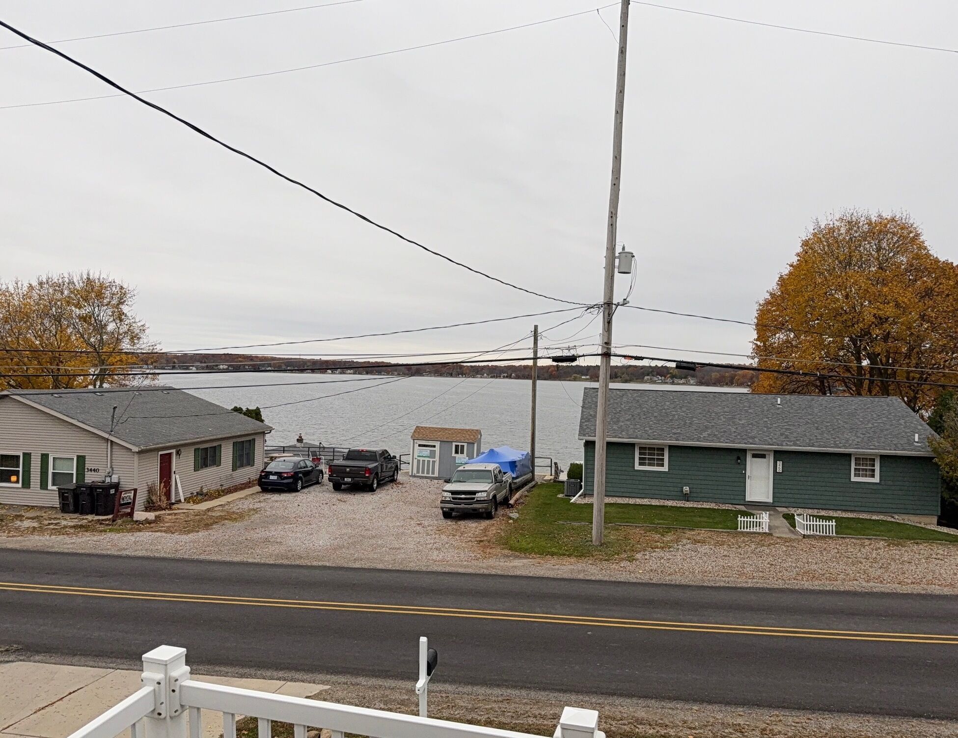 Un quartier résidentiel avec des maisons, une allée gravillonnée et une route.