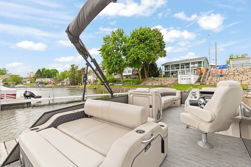 Round Lake Retreat Sleeps 10 w/ 6 person Hot tub optional Pontoon Boat