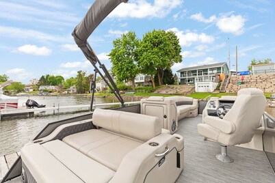 Round Lake Retreat Sleeps 10 with optional Pontoon Boat