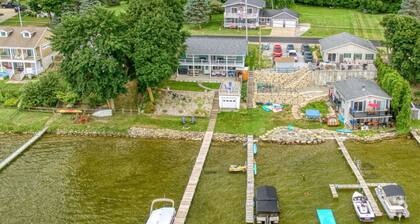 3-bedroom lake house in tranquil on Round Lake Sleeps 10