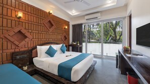 Una habitación de hotel moderna con una cama grande, un escritorio y un balcón con vistas.