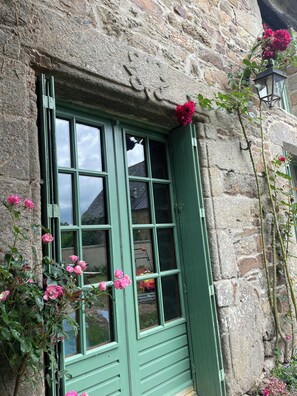 تفاصيل الفندق من الخارج