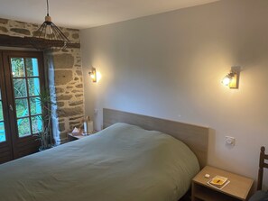 Free WiFi, bed sheets - Small cottage with garden, ideal for families (Pleudihen-sur-Rance)