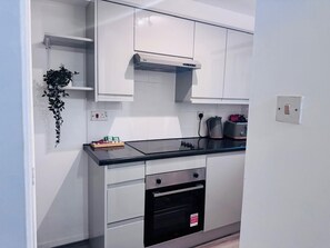Fridge, microwave, oven, stovetop - Oakley Retreat in Grays (Grays)