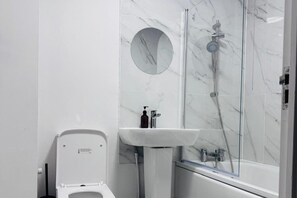 Chuveiro/banheira combinados, banheira de imersão, secador de cabelo 