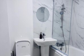 Combined shower/bathtub, deep-soaking bathtub, hair dryer, towels - Oakley Retreat in Grays (Grays)