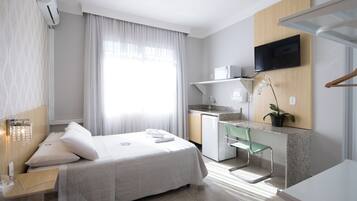 Phòng đôi Tiêu chuẩn | Bàn, khu vực làm việc phù hợp cho laptop