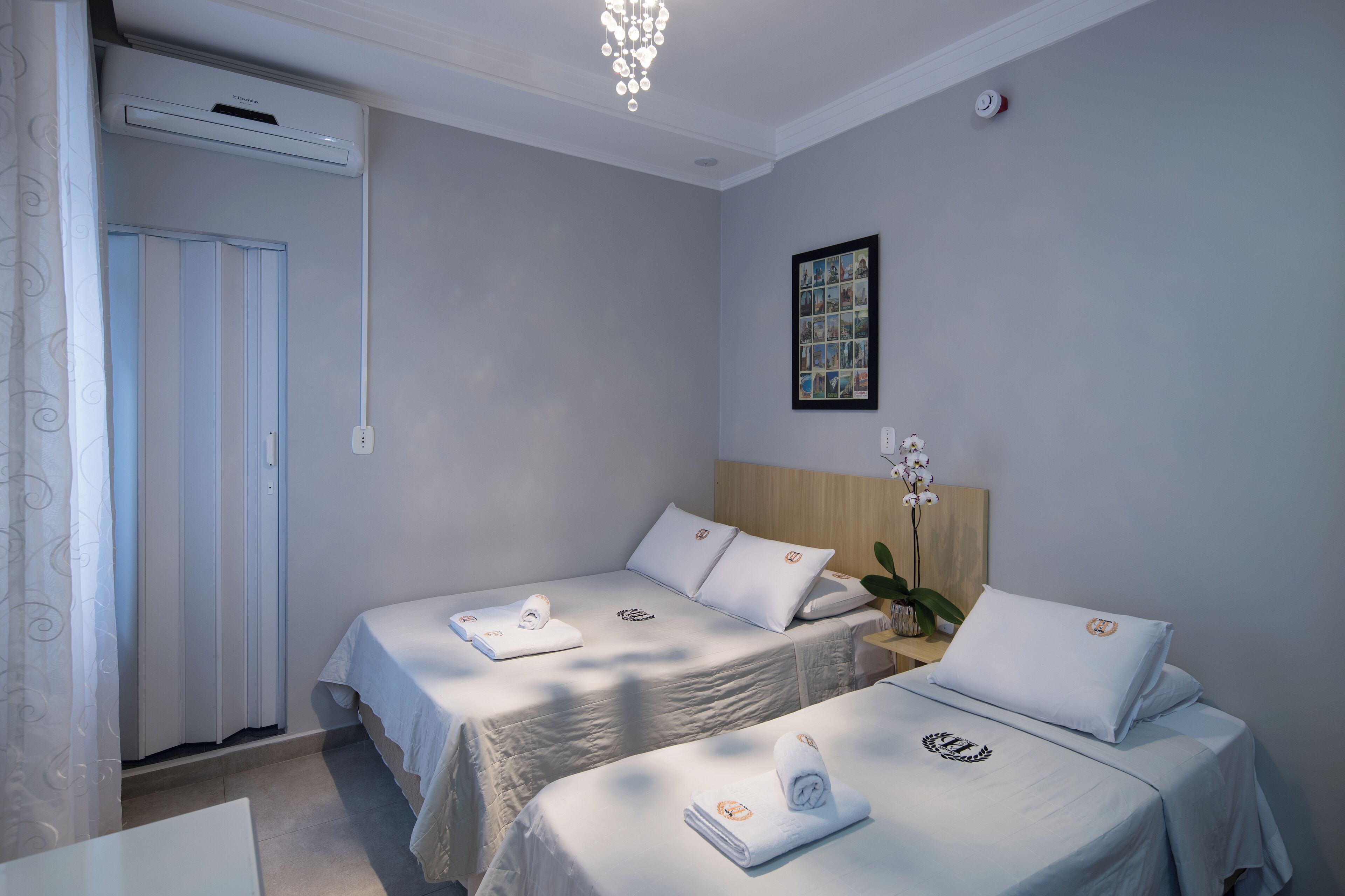 غرفة عادية ثلاثية | مكتب ومساحة عمل للكمبيوتر المحمول وواي فاي مجانًا