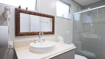 Buồng tắm vòi sen, máy sấy tóc, khăn tắm, xà phòng