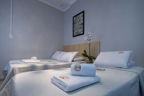 标准三人房 | 办公桌、笔记本电脑工作区、免费 WiFi