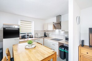 Fridge, microwave, oven, stovetop - Ferienhaus Anton Günther – Komfort im Erzgebirge mit Garten und Parkplatz (Bernsbach)