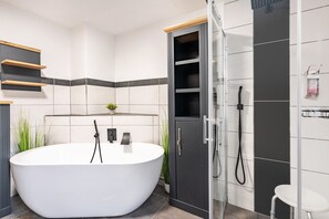 Dusche, Haartrockner, Handtücher