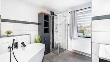 Bruser, hårtørrer, håndklæder