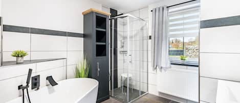 Dusche, Haartrockner, Handtücher