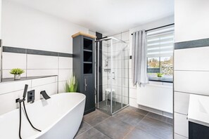 Regadera, secadora de cabello, toallas 