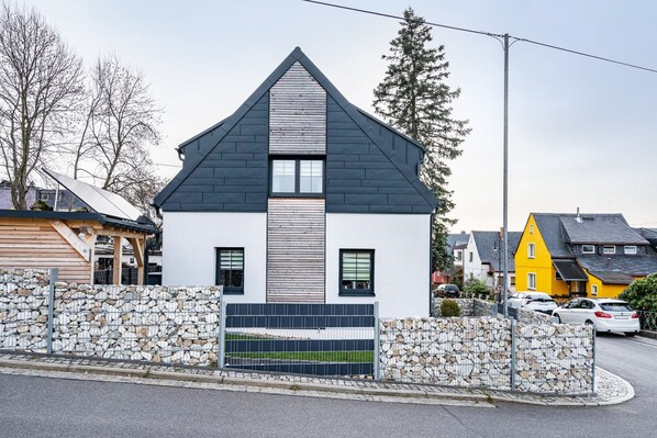 Exterior - Ferienhaus Anton Günther – Komfort im Erzgebirge mit Garten und Parkplatz (Bernsbach)