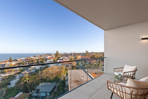 Modern 1-bed With Tamarama Beach Views