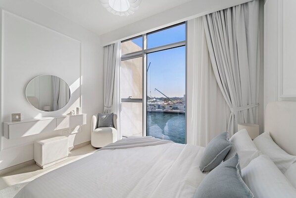 Free WiFi - 2BR M Room CF7 B Partial Canal View (Dubai)