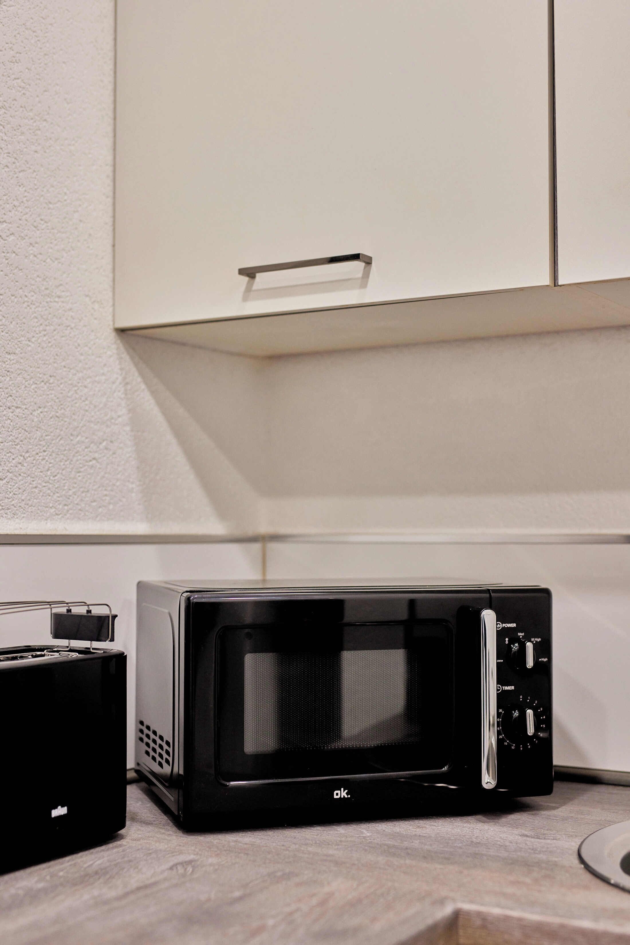 Una cocina con microondas y tostadora.