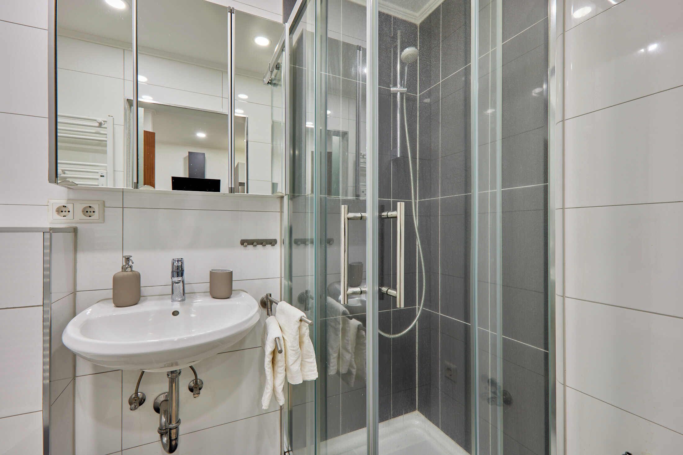 Dusche, Haartrockner, Handtücher, Seife