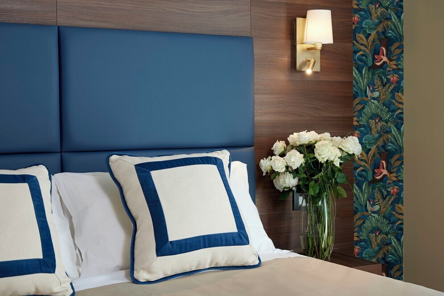 华丽双人房或双床房 | 迷你吧、客房内保险箱、隔音、免费 WiFi