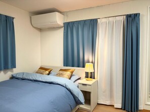 Hus - balkong - utsikt mot staden (Lapis House 201) | Duntäcken, skrivbord, arbetsyta för laptop och gratis wi-fi