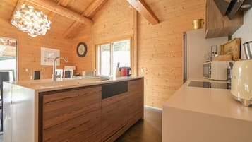 Geladeira, micro-ondas, fogão, cooktop