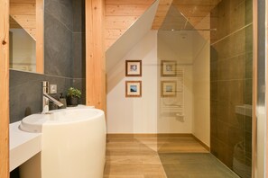 Een douche, een haardroger, handdoeken
