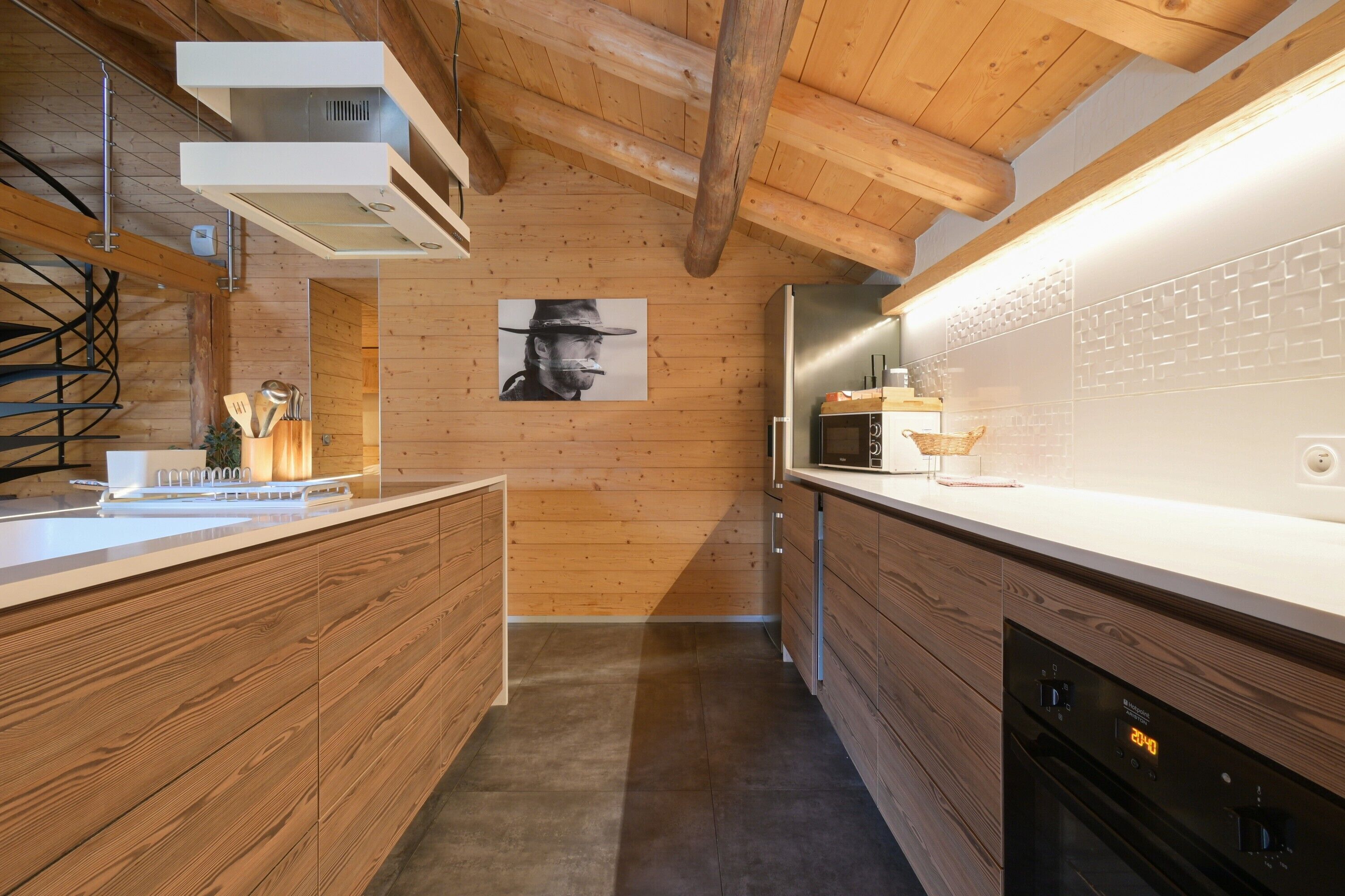 Køleskab, mikrobølgeovn, ovn, kogeplade