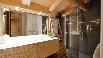Een douche, een haardroger, handdoeken