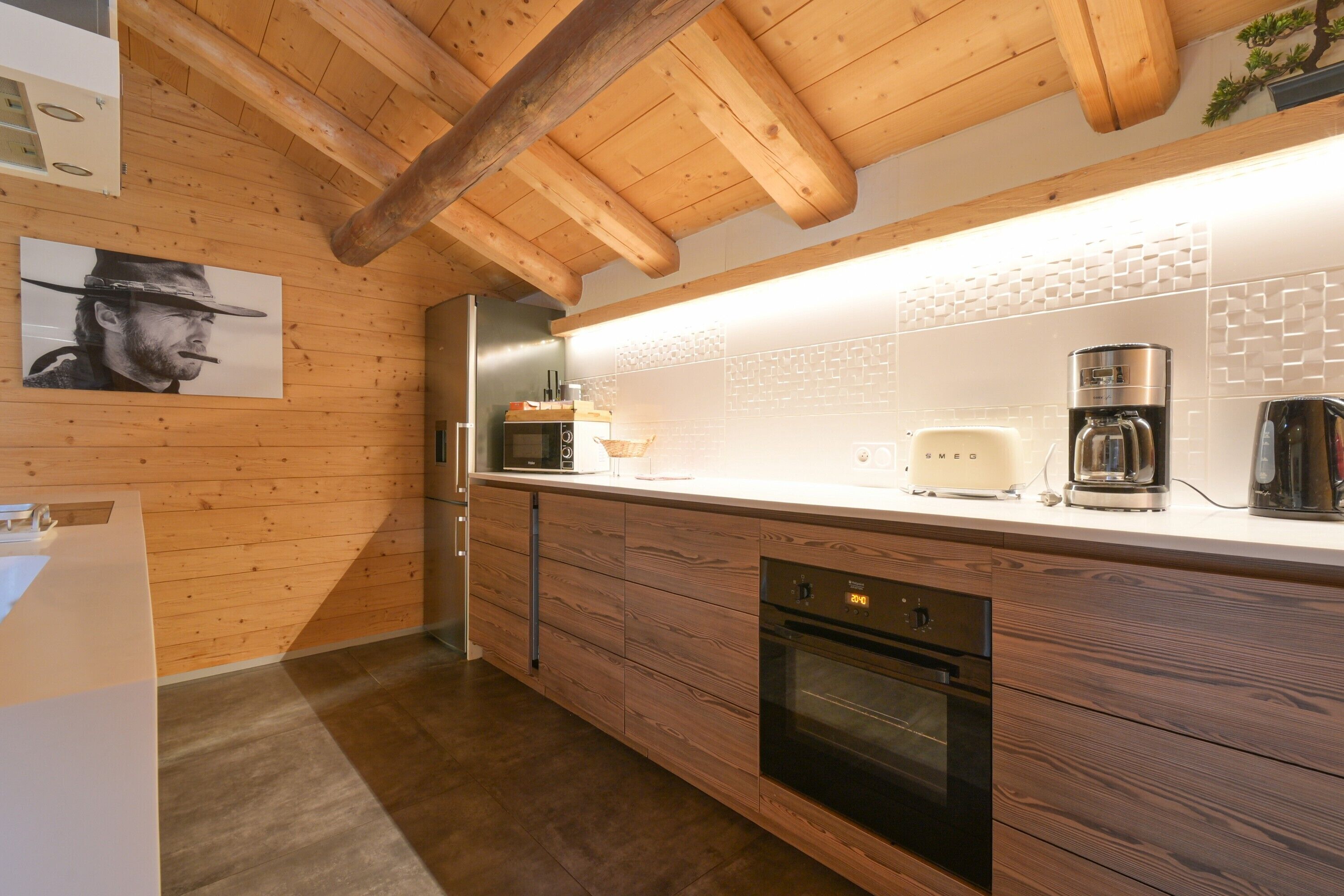 Een koelkast, een magnetron, een oven, een kookplaat