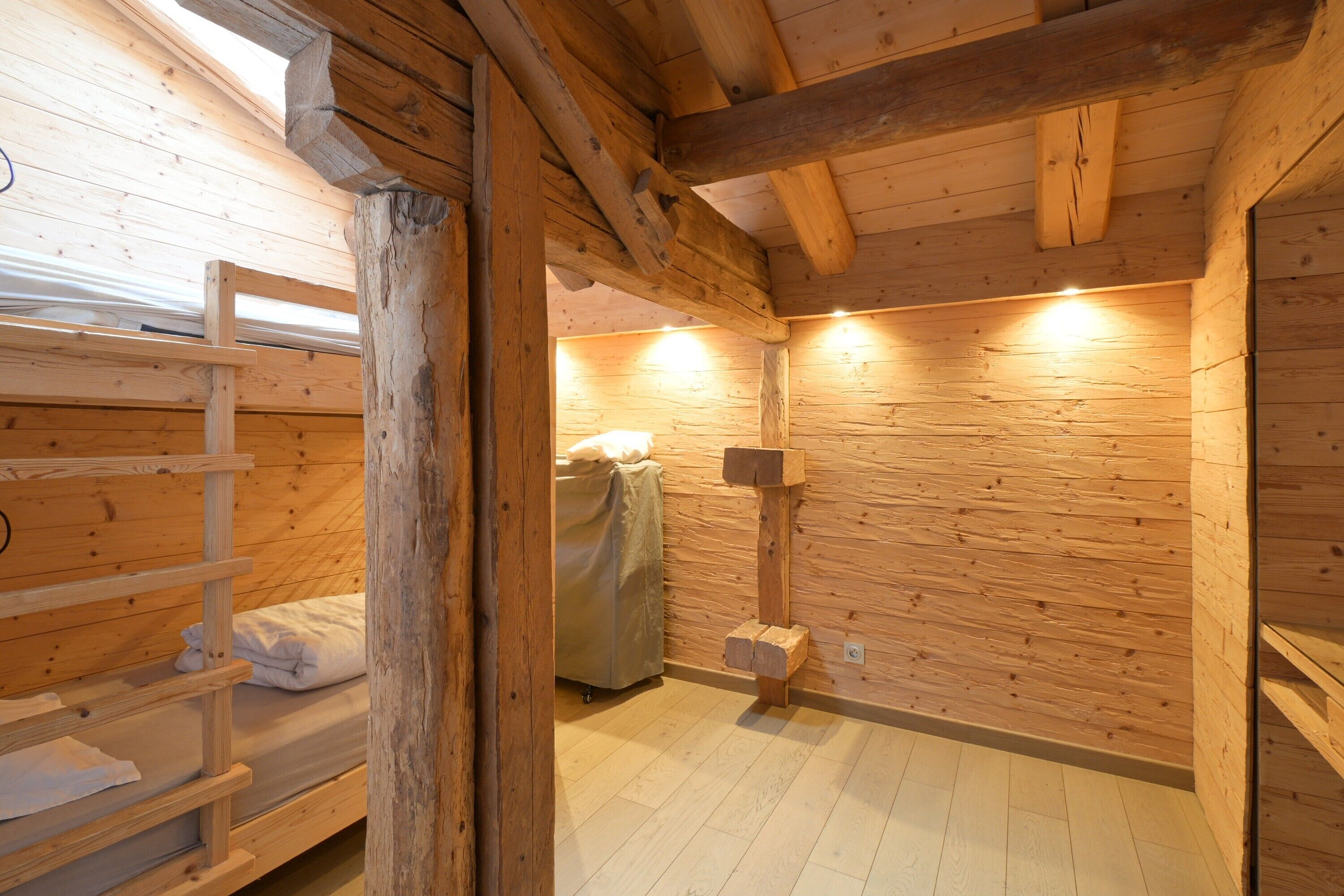 Een strijkplank/strijkijzer, wifi, beddengoed