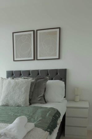 1 bedroom, desk, iron/ironing board, WiFi - Bright & Contemporary 1BED Apartment in Birmingham (Birmingham)