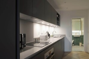 Geladeira, micro-ondas, fogão, cooktop
