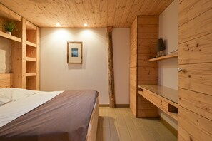 Planxa i posts de planxar, wifi i roba de llit 